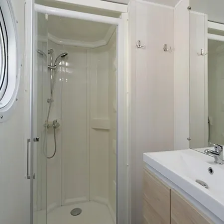 Mobil-home Confortable Pour 4 Personnes Avec Cuisine Equipee - Api-1-52-864 *